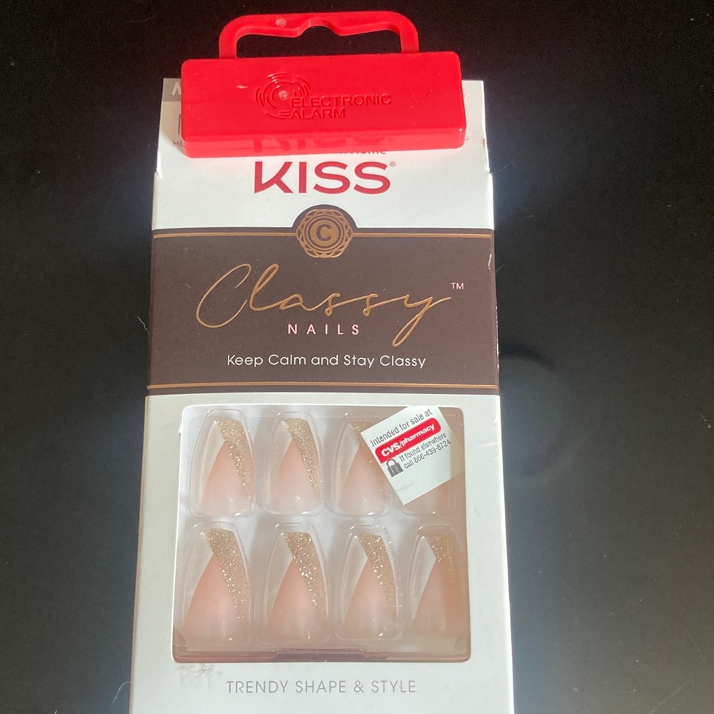 Kiss Classy Nails with Gold Accents